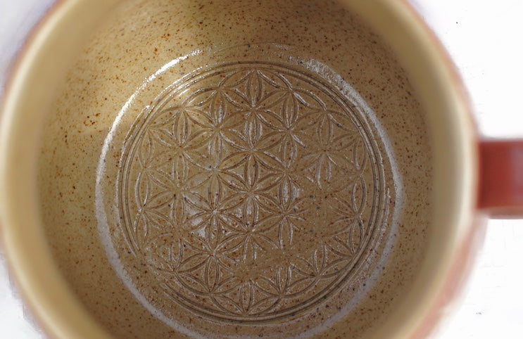 Tasse Blume des Lebens zimt Sgraffito