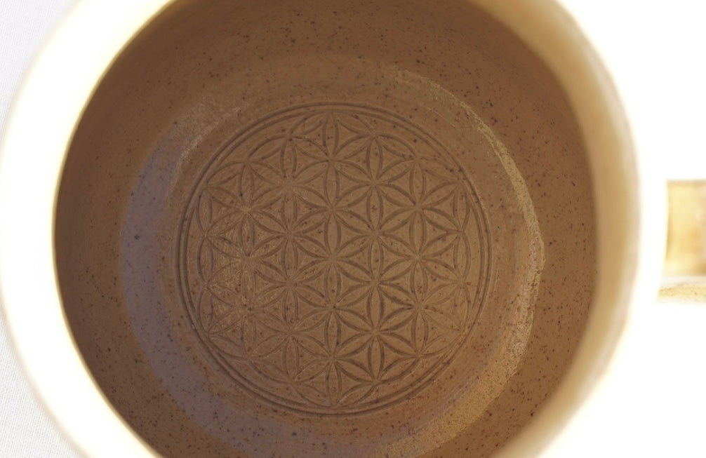Tasse Blume des Lebens hellblau Sgraffito