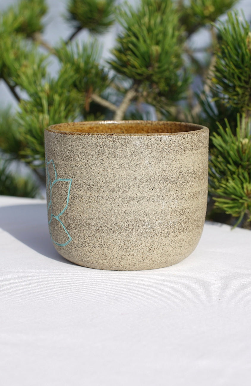 Gray mug with lotus in jade