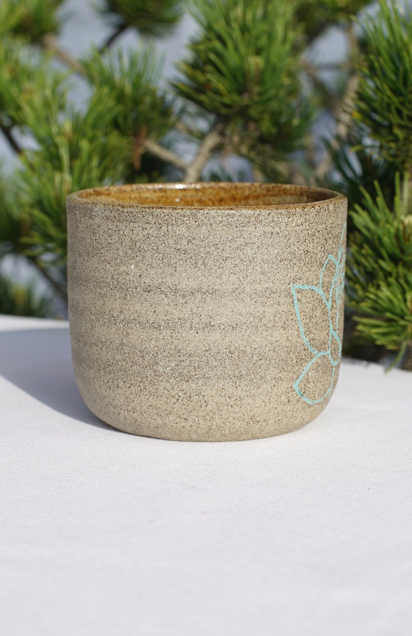 Gray mug with lotus in jade