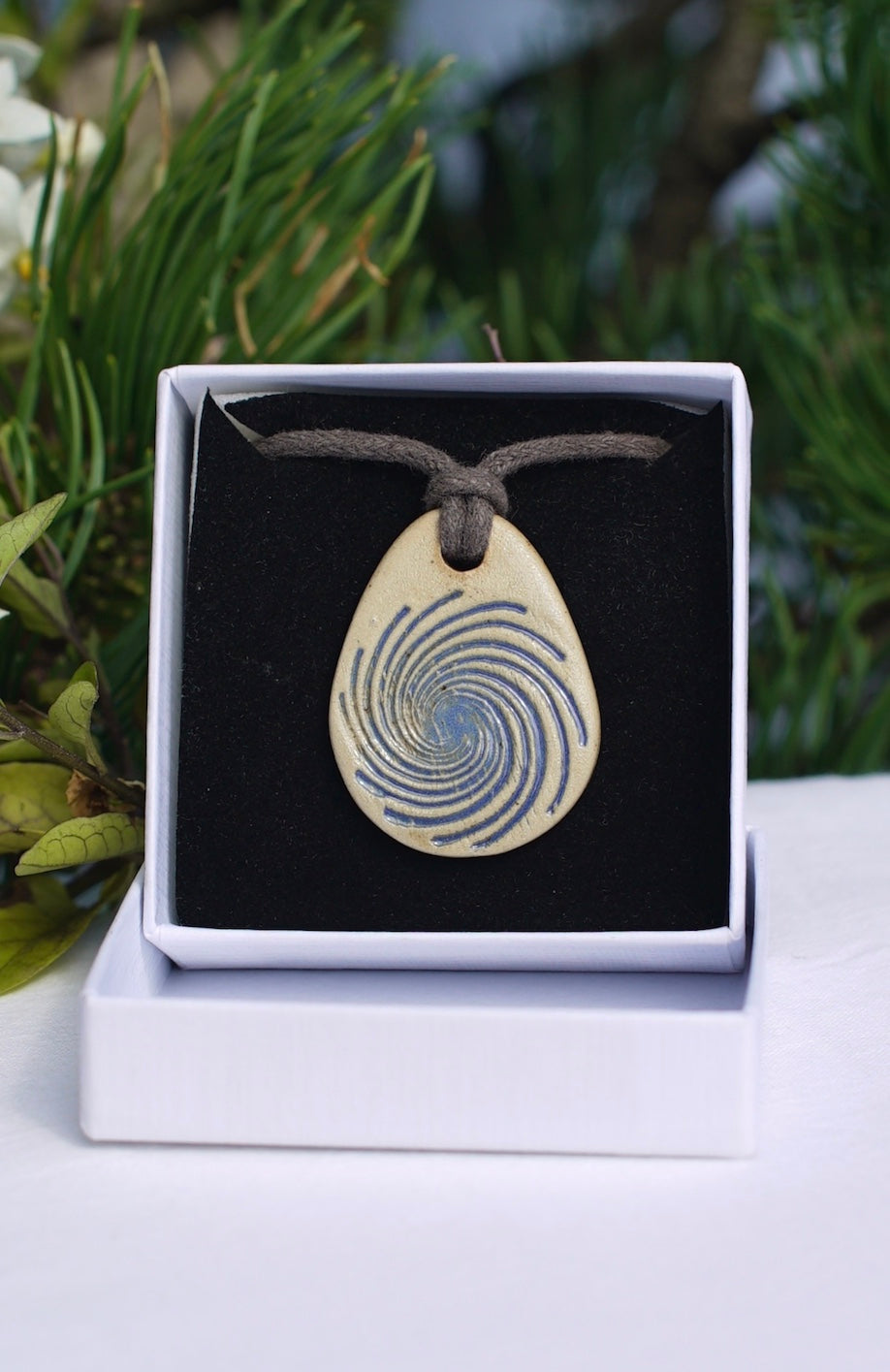 Amulette spirale bleue avec cendre d'agnihotra