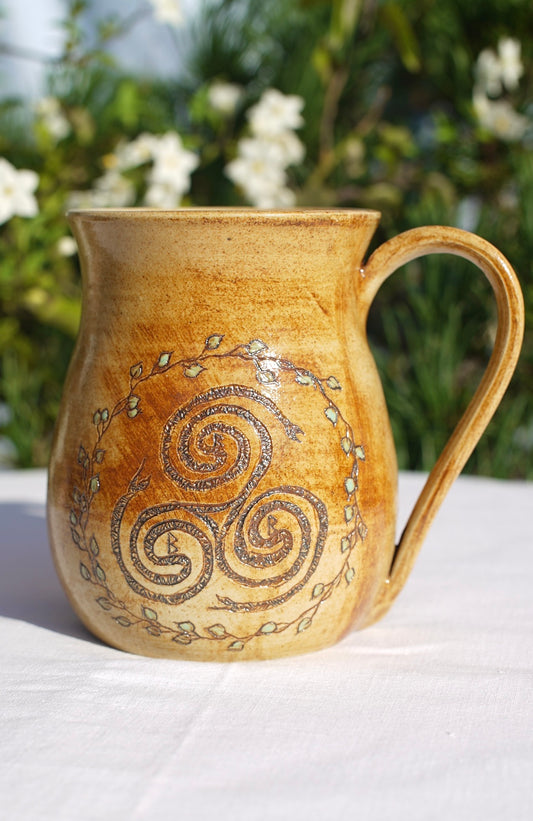 Tasse Triskele und Berkana-Rune
