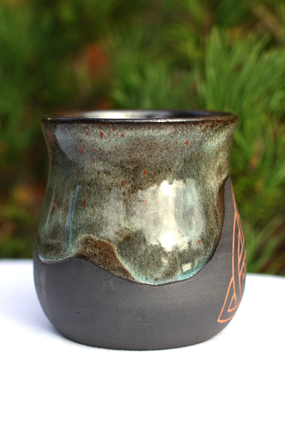 Tasse Triquetra mit Runen