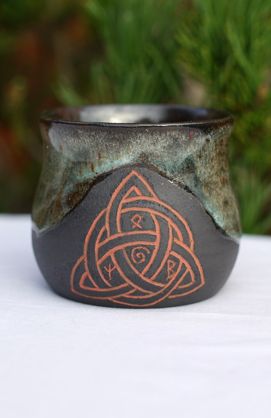 Becher Triquetra mit Runen