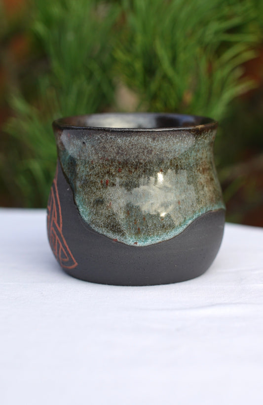 Becher Triquetra mit Runen