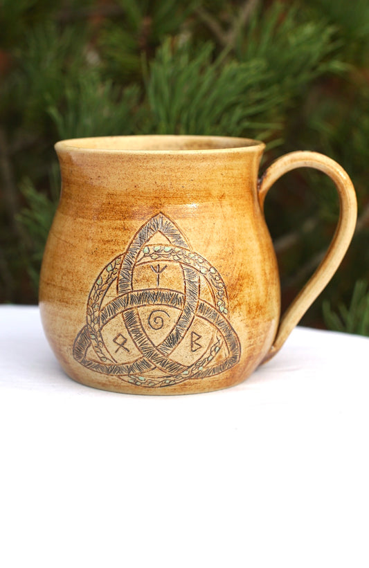 Tasse Triquetra mit Runen hell