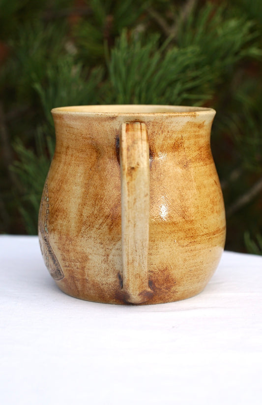 Tasse Triquetra mit Runen hell