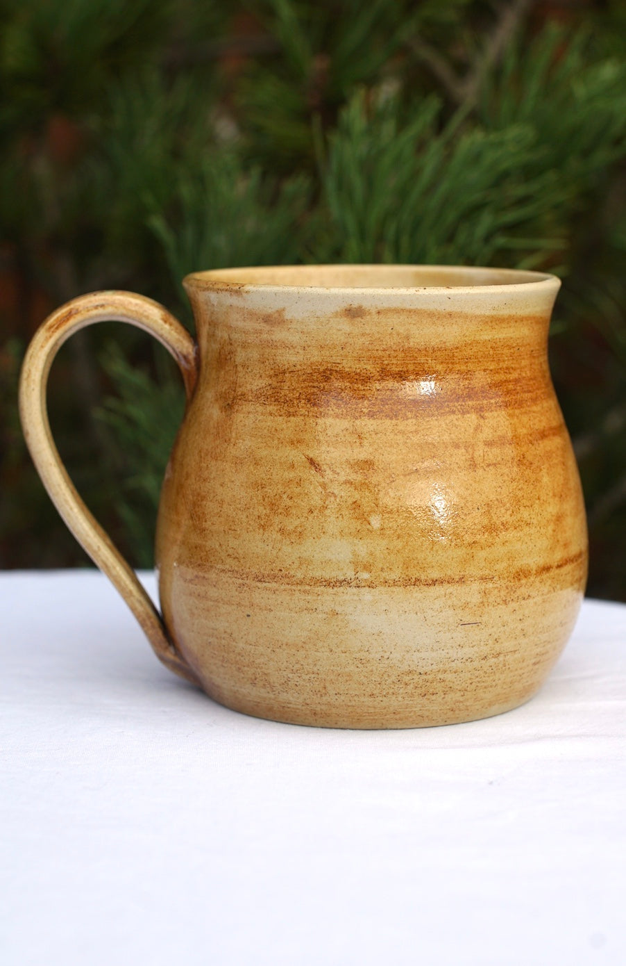 Tasse Triquetra mit Runen hell