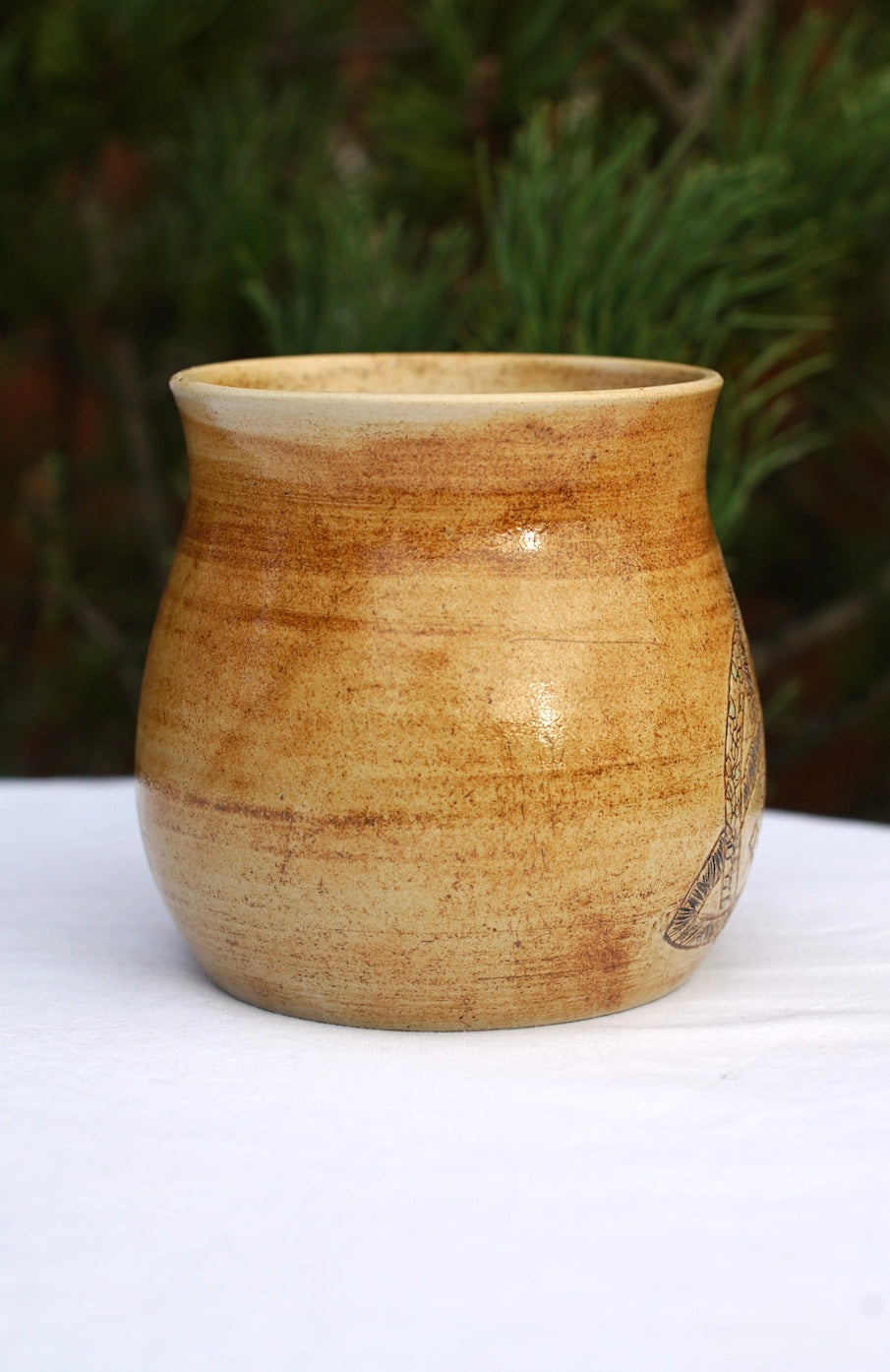 Tasse Triquetra mit Runen hell