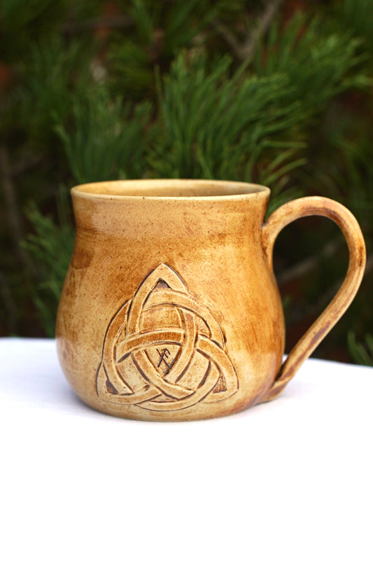 Tasse Triquetra erhaben mit Schutzrune "gibu auja"