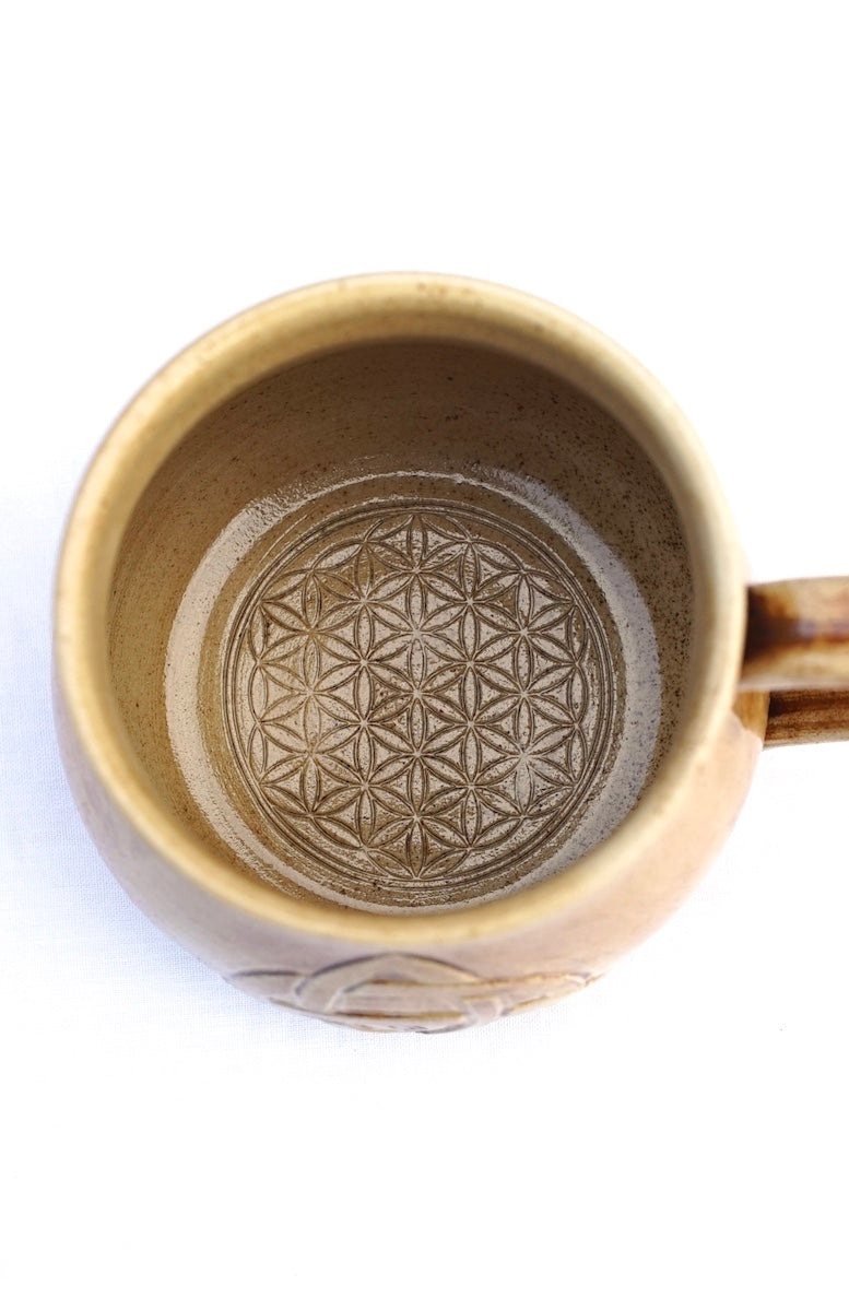 Tasse Triquetra erhaben mit Schutzrune "gibu auja"