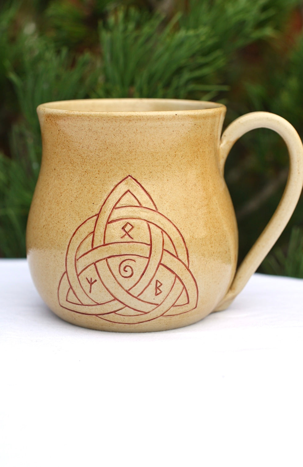 Tasse Triquetra mit Runen rot