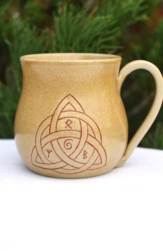 Tasse Triquetra mit Runen rot