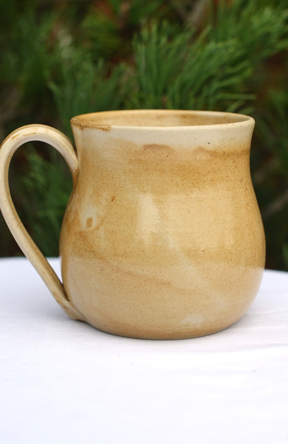 Tasse Triquetra mit Runen rot