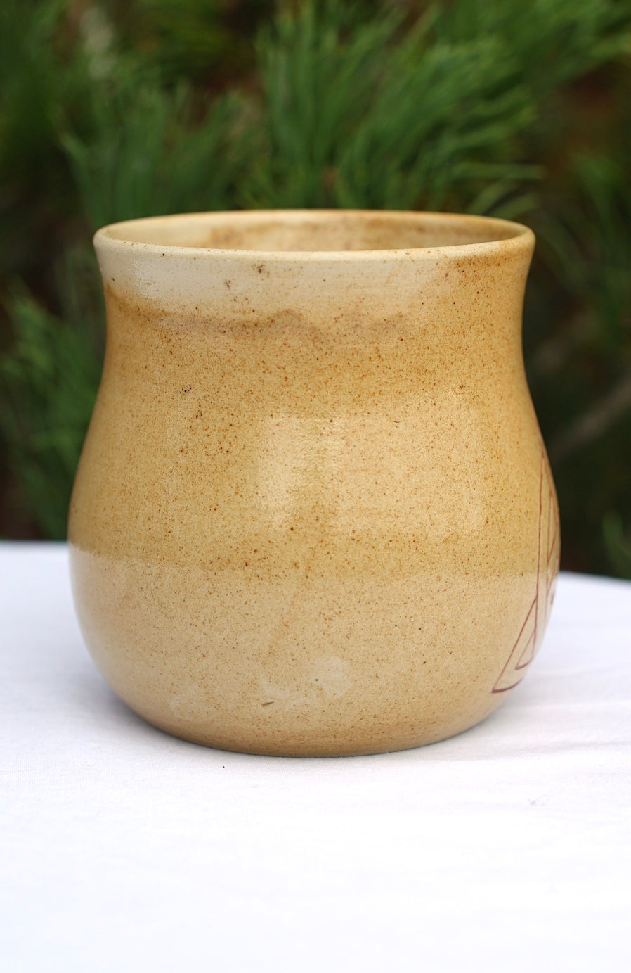 Tasse Triquetra mit Runen rot