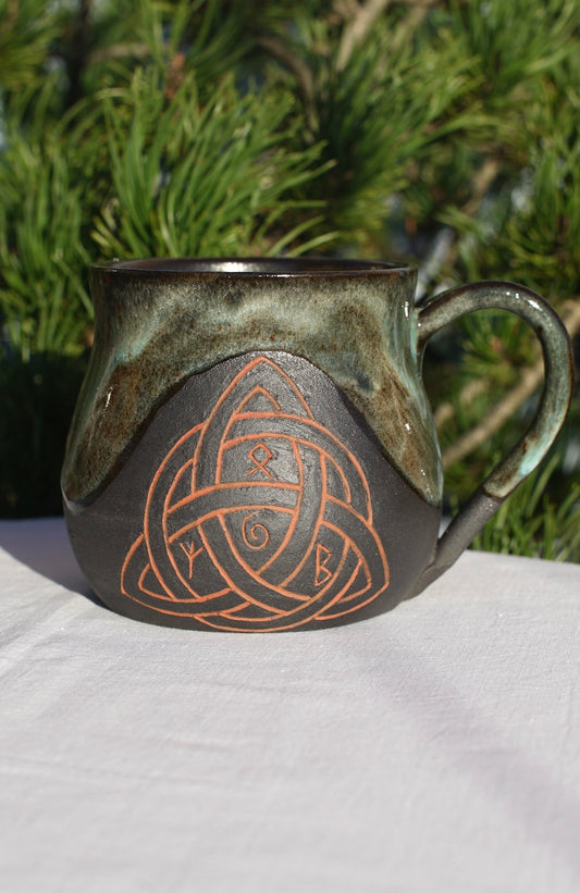 Tasse Triquetra mit Runen
