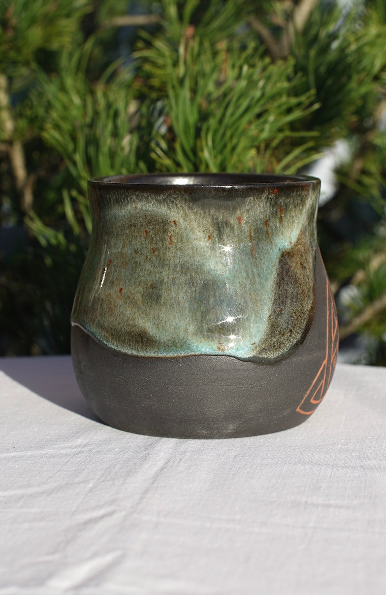 Tasse Triquetra mit Runen