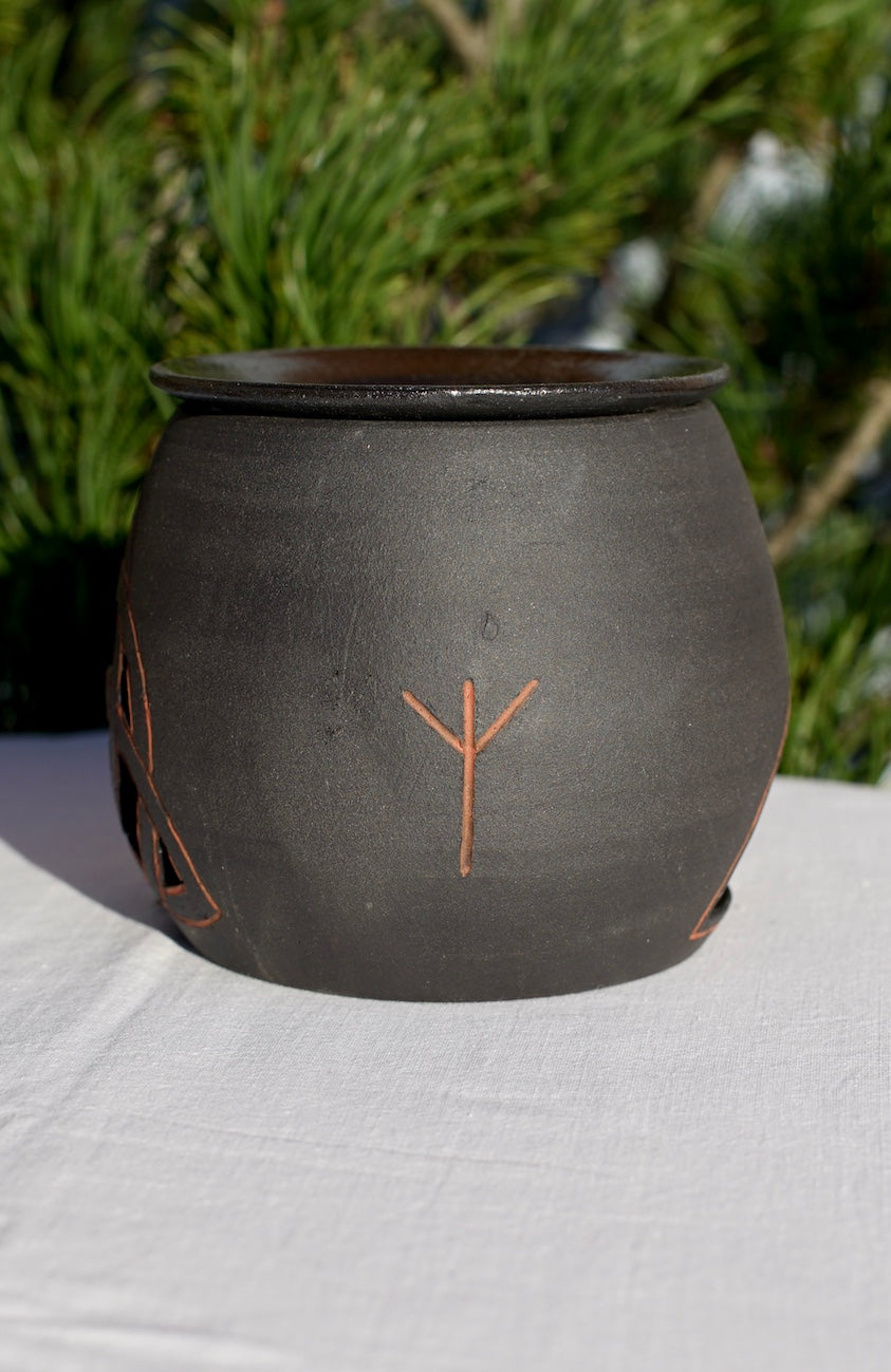 Aromaöl-Lampe Triquetra mit Runen