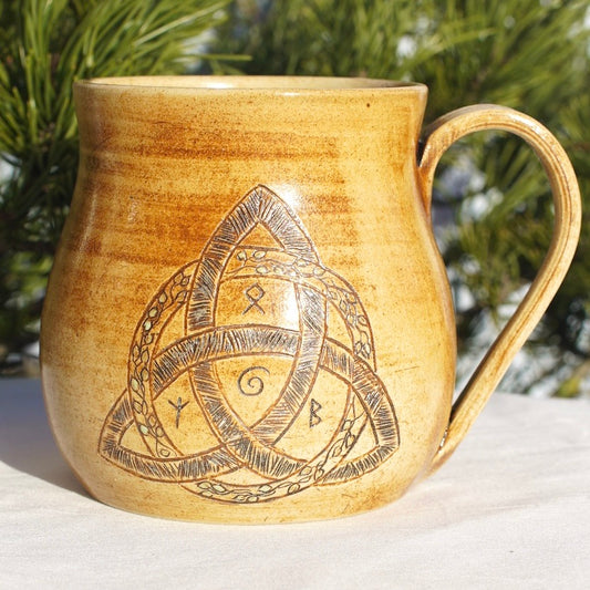 Tasse Triquetra mit Runen hell (2)