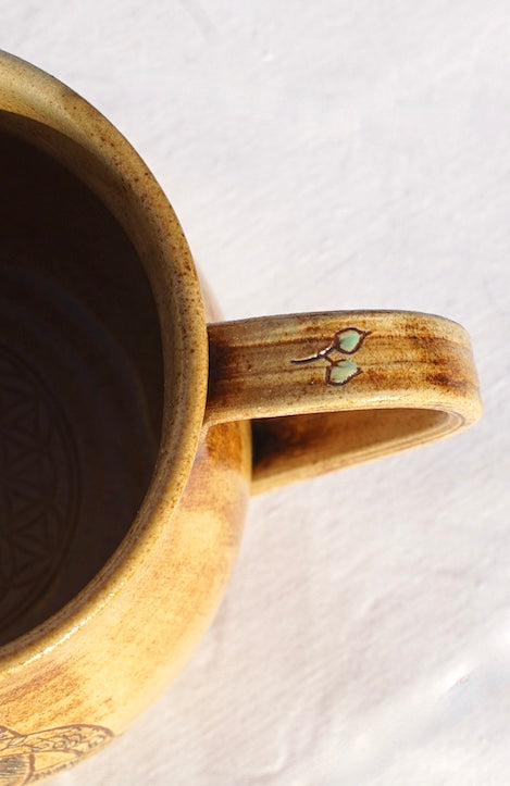 Tasse Triquetra mit Runen hell (2)