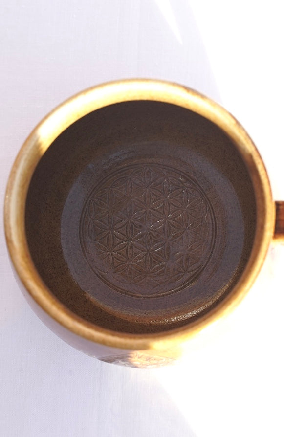 Tasse Triquetra mit Runen Gold