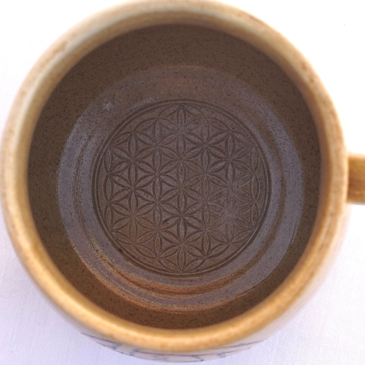 Tasse Triquetra mit Runen Ocker