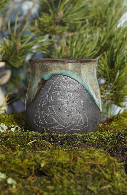 Becher Triquetra mit Runen mit echtem Ocker