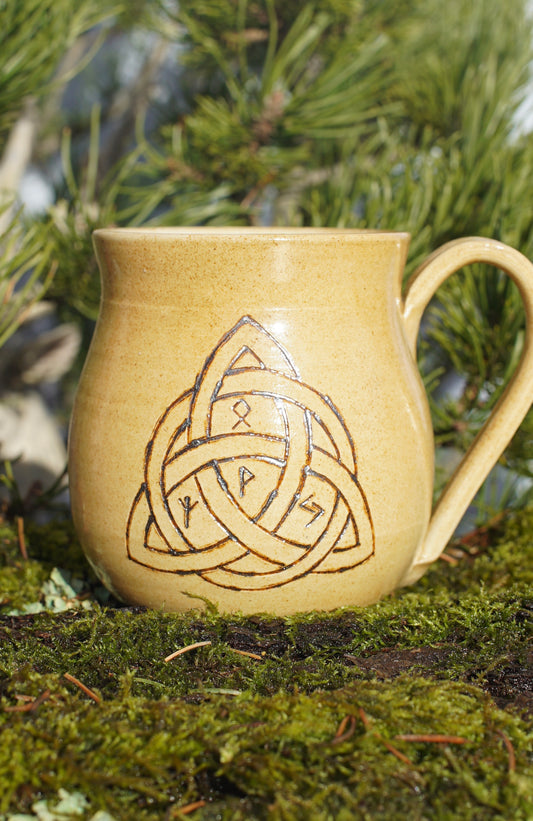 Tasse Triquetra mit Runen Ocker