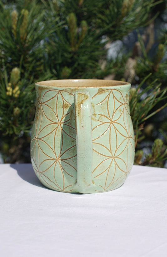 Tasse Blume des Lebens hellgrün Sgraffito
