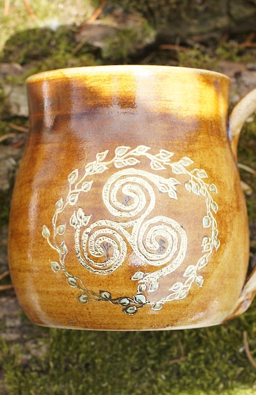 Tasse Triskele in 24 Karat Gold und Runen