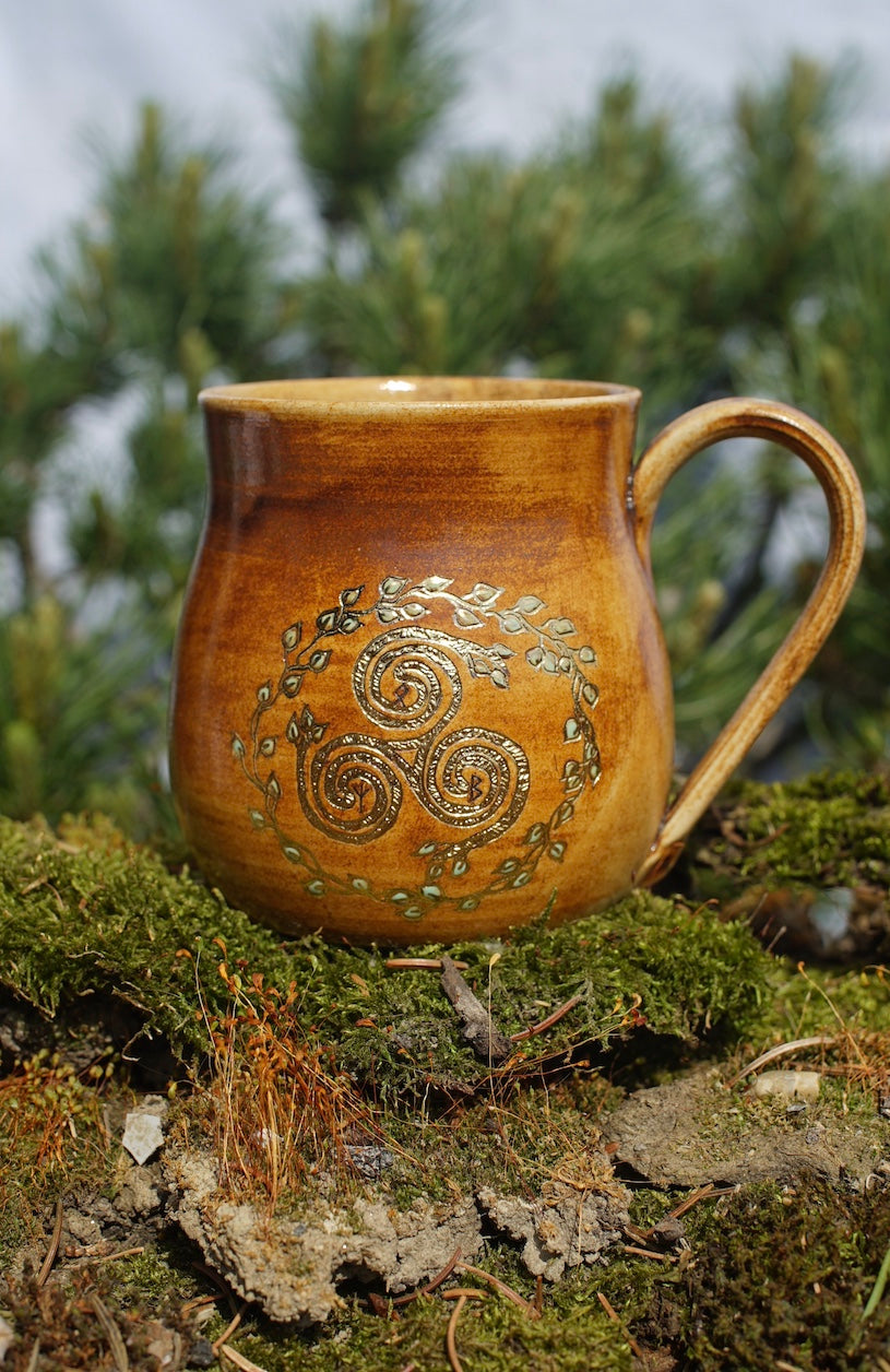 Tasse Triskele in 24 Karat Gold und Runen