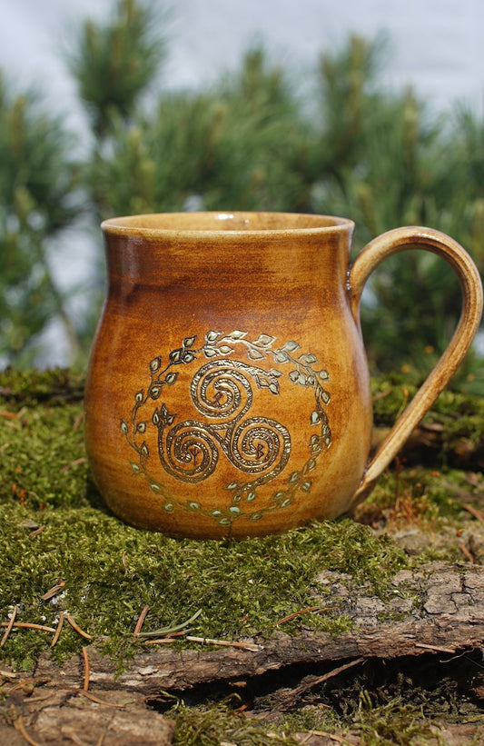 Tasse Triskele in 24 Karat Gold und Runen
