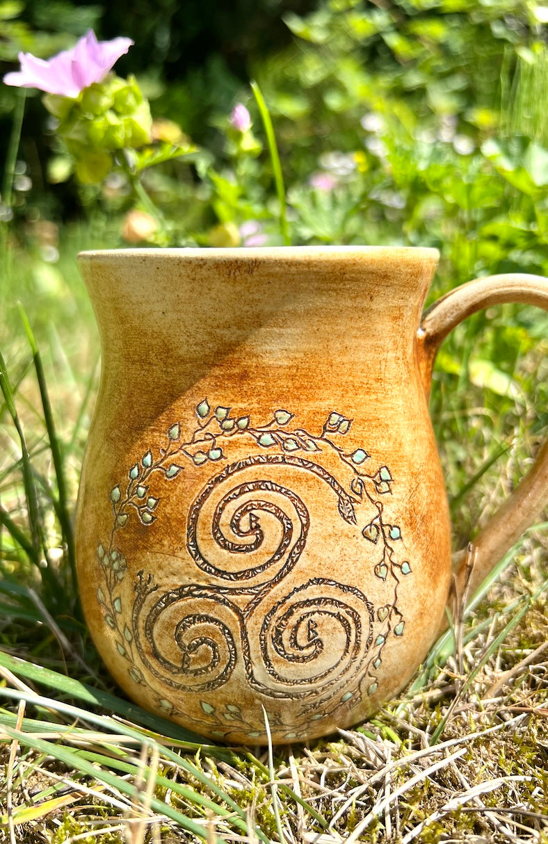 Tasse Triskele und Berkana-Rune