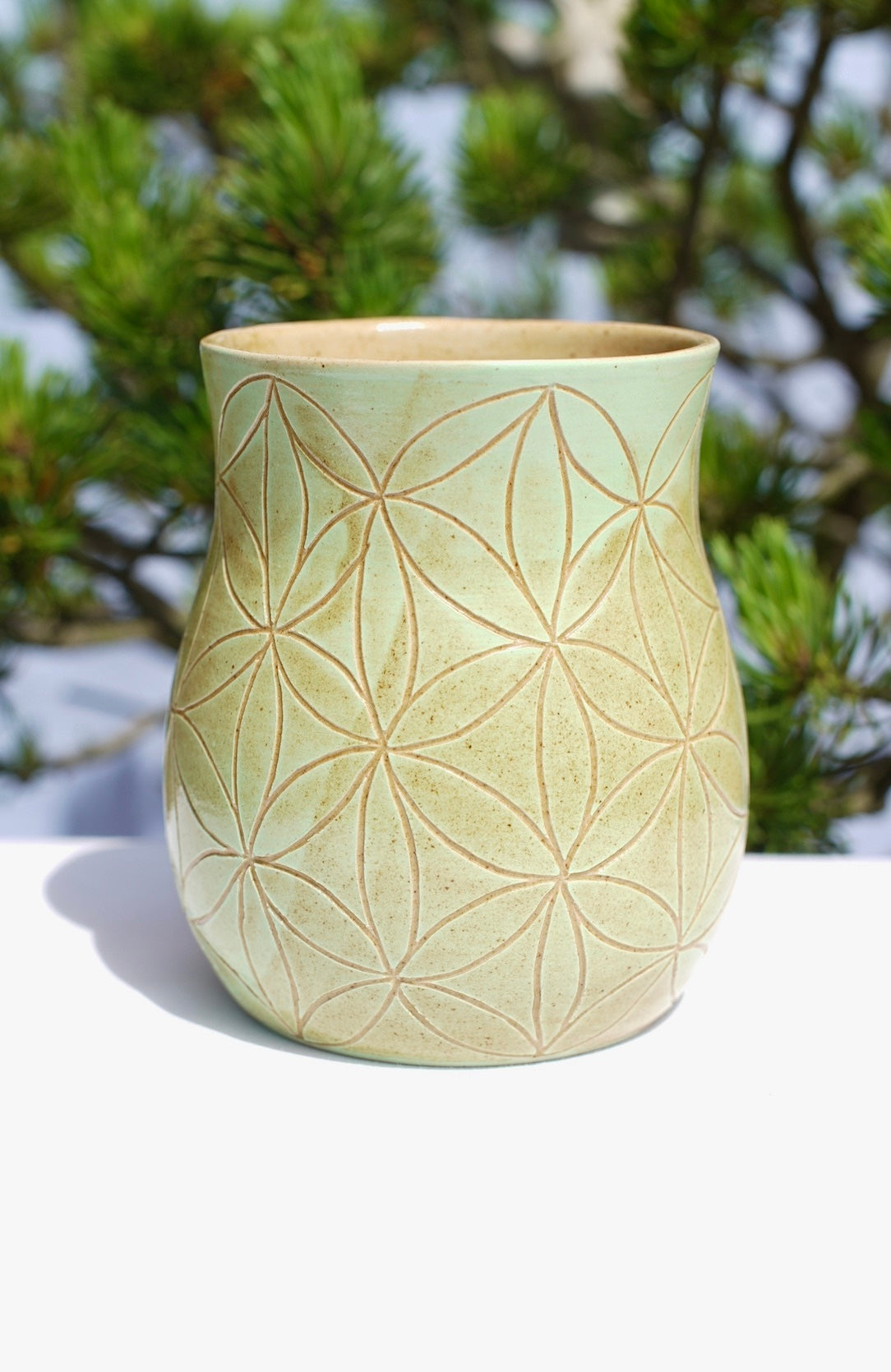 Tasse Blume des Lebens hellgrün Sgraffito