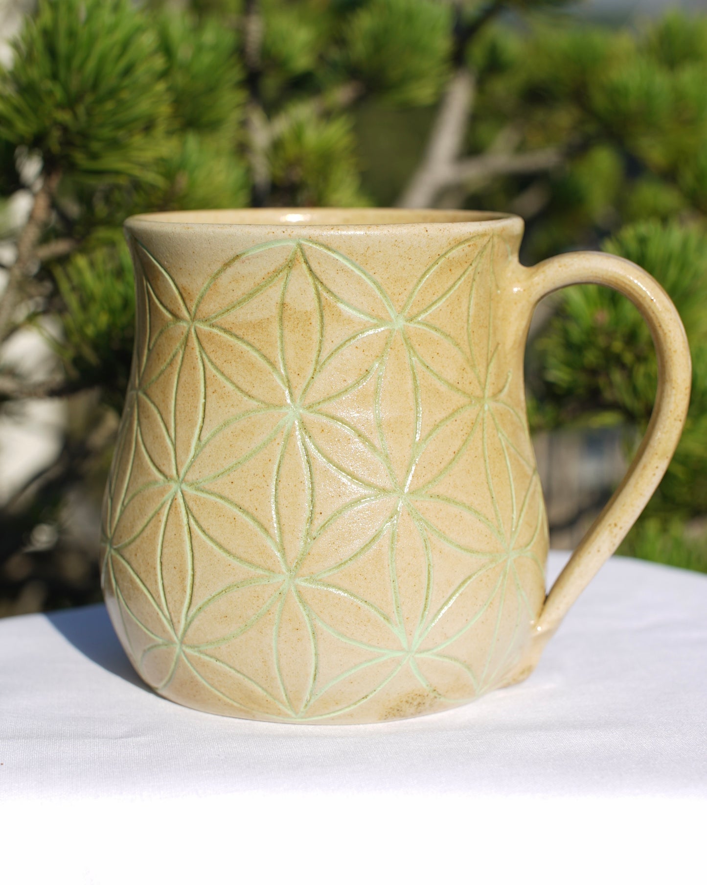 Tasse Blume des Lebens hellgrün Sgraffito