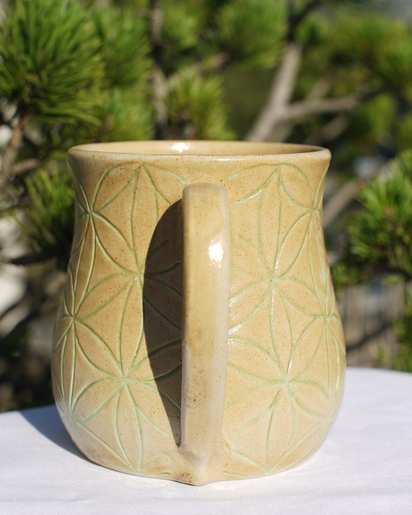 Tasse Blume des Lebens hellgrün Sgraffito