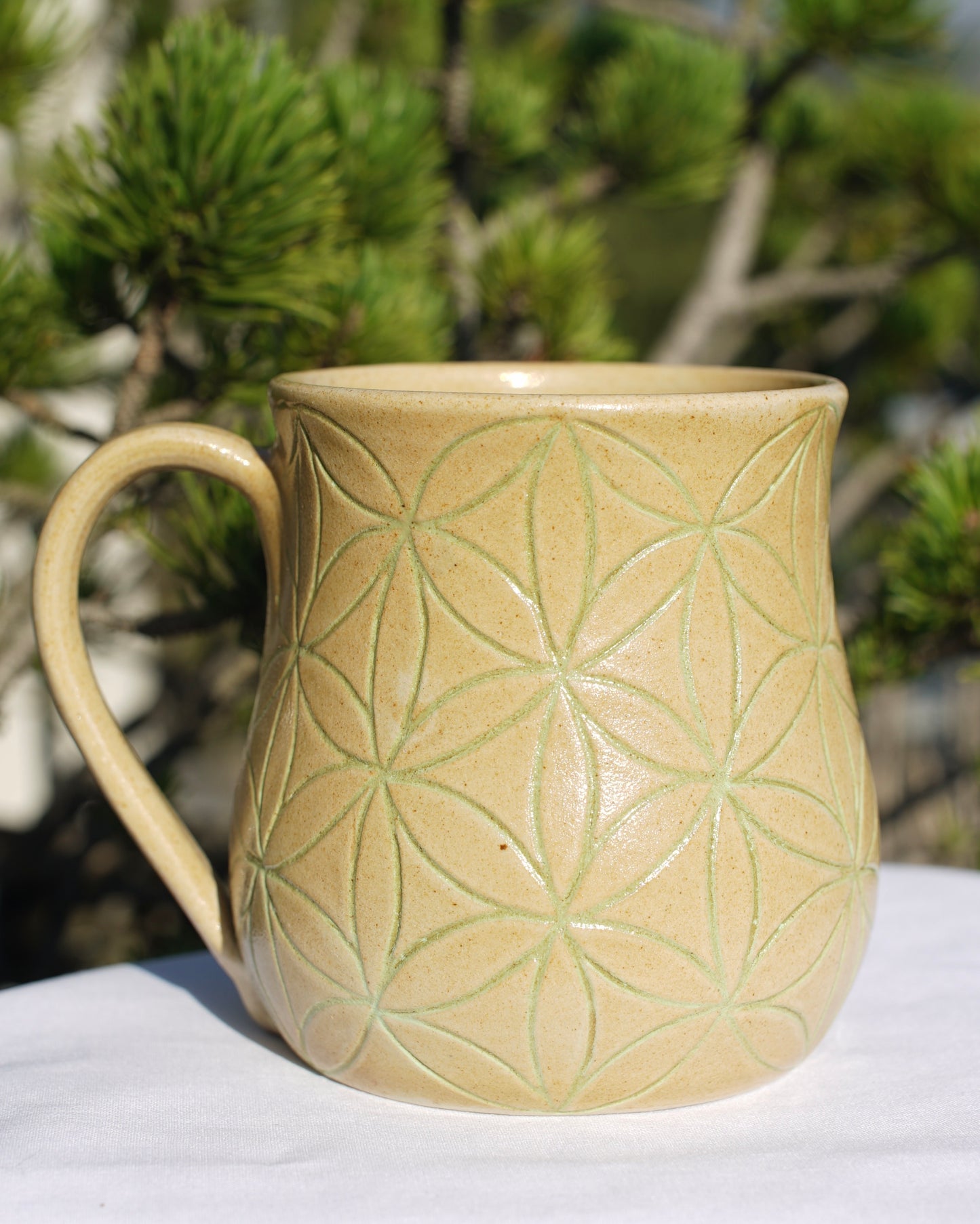 Tasse Blume des Lebens hellgrün Sgraffito