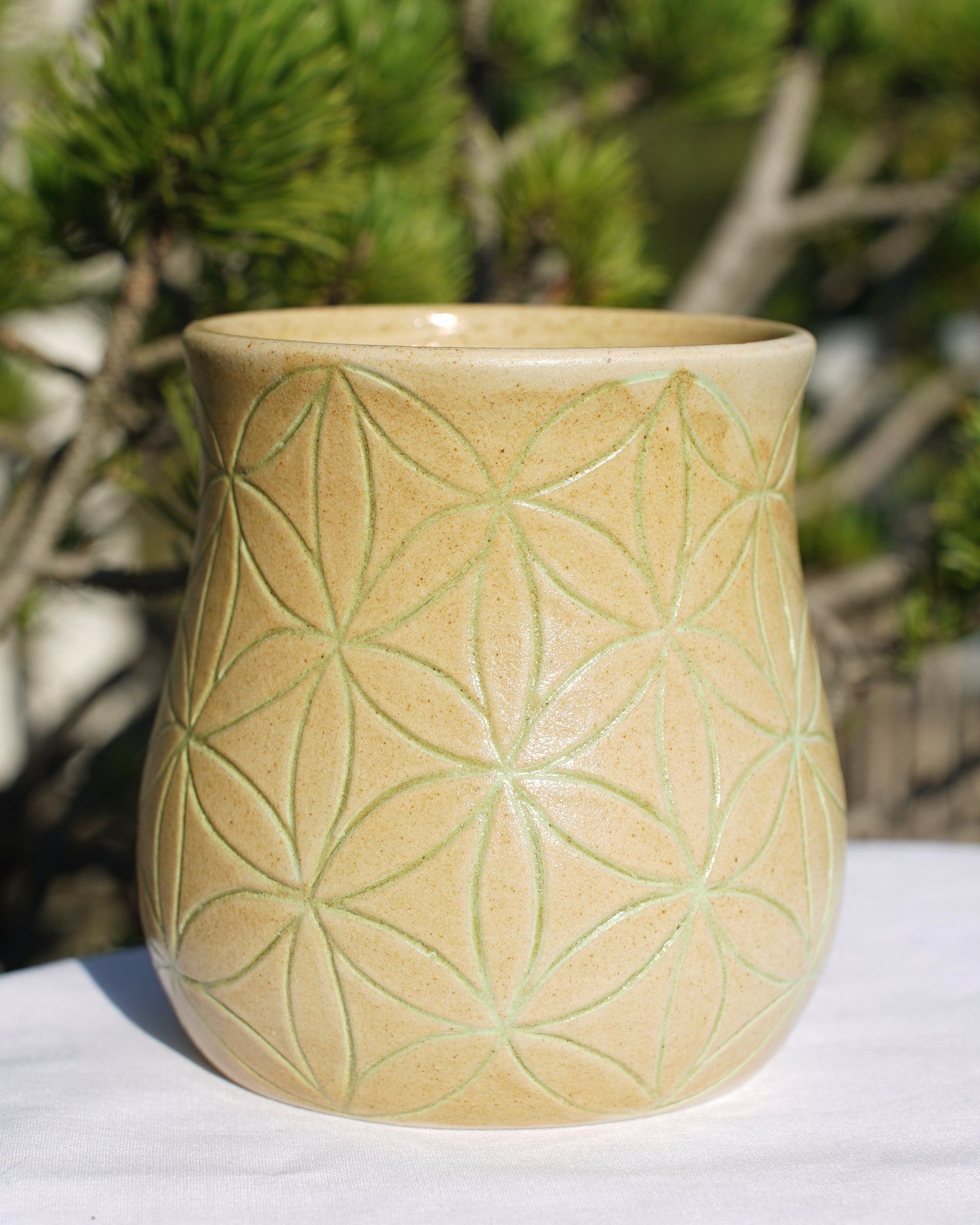 Tasse Blume des Lebens hellgrün Sgraffito