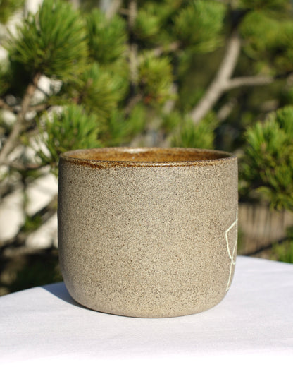 Gobelet gris avec fleur de Vénus vert clair
