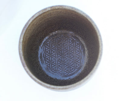 Gobelet gris avec fleur de Vénus vert clair