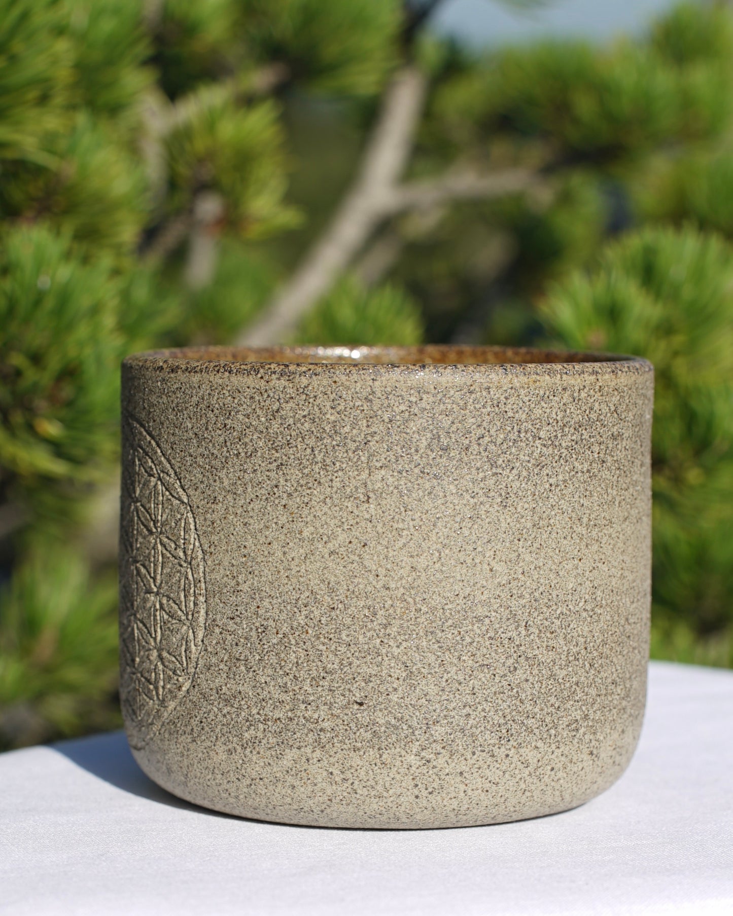 Becher grau Blume des Lebens