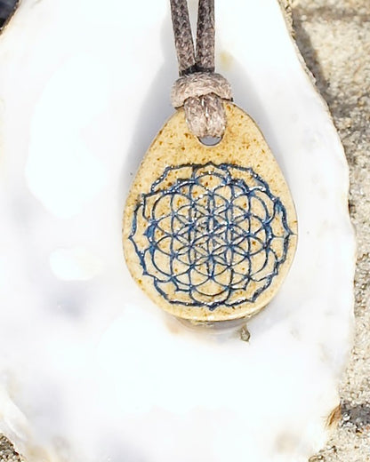 Amulett mit Blüte des Lebens in blau