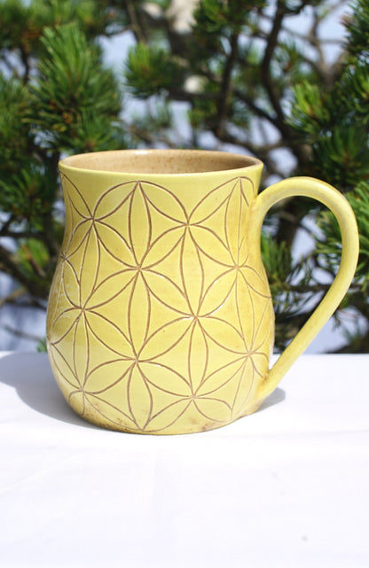 Tasse Fleur de vie jaune Sgraffito