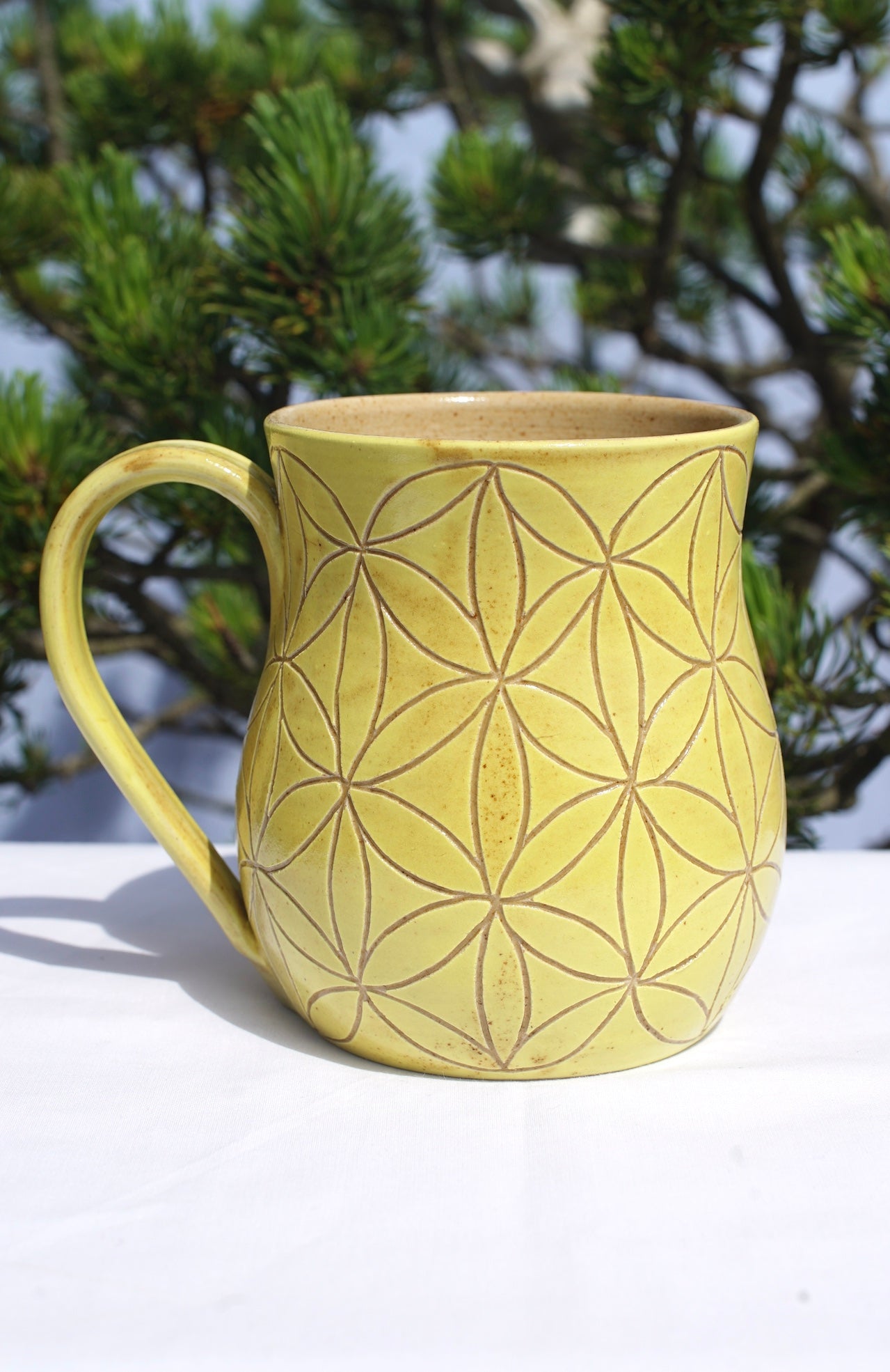 Tasse Blume des Lebens Gelb Sgraffito
