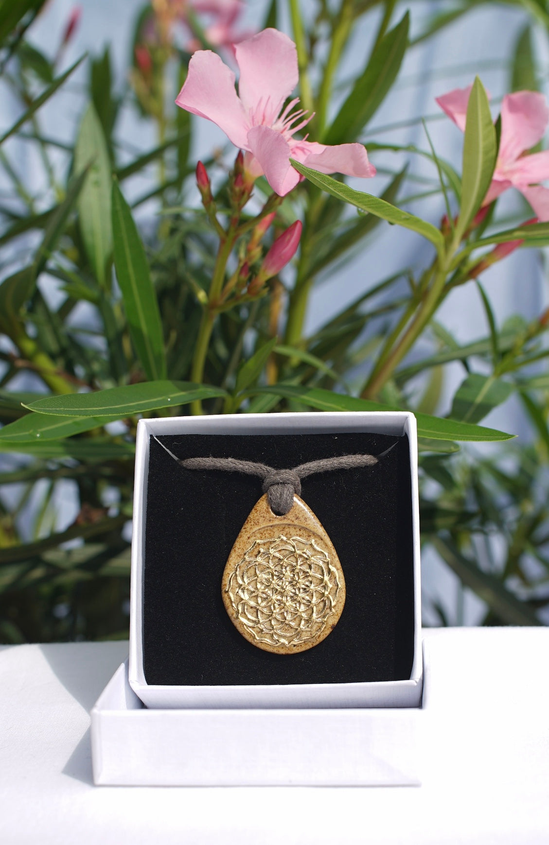 Amulett mit Blüte des Lebens in 24 Karat Gold