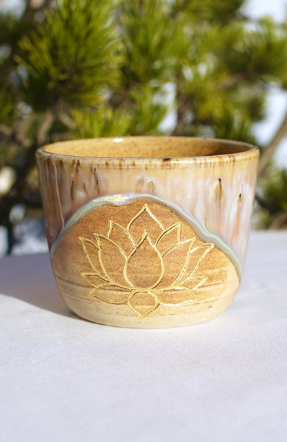 Gobelet Cérémonie du cacao avec lotus en or 24 carats