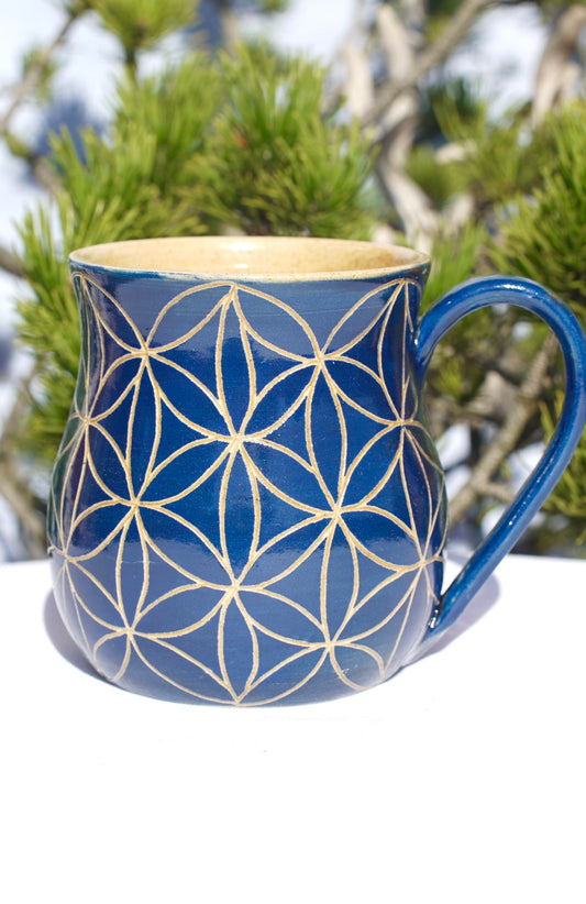 Tasse Blume des Lebens blau Sgraffito