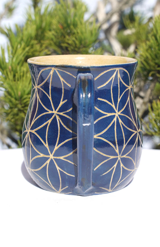 Tasse Blume des Lebens blau Sgraffito