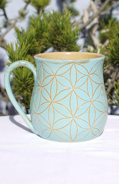 Tasse Blume des Lebens hellblau Sgraffito