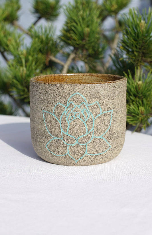 Becher grau mit Lotus in jade